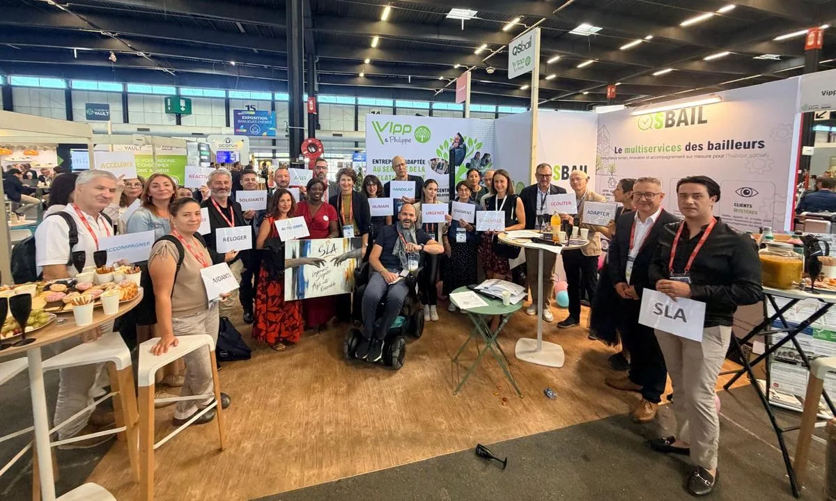 Photo de groupe, pancartes en main, lors du lancement de l’appel de Bordeaux au Congrès Hlm